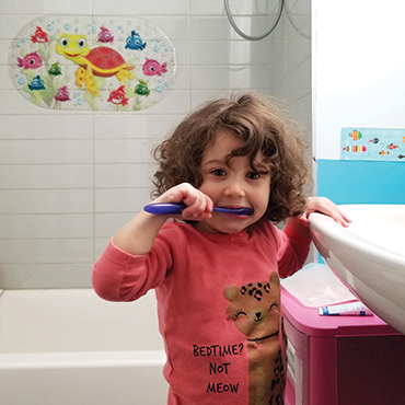 L'enfant se brosse les dents avant d'aller faire dodo dans son lit chez Répit Providence. Elle y restera pour un séjour de deux jours et un dodo.